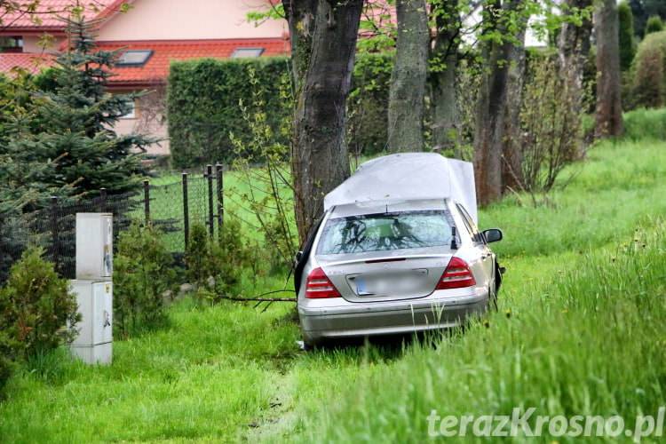 Zasnął za kółkiem i uderzył w drzewa