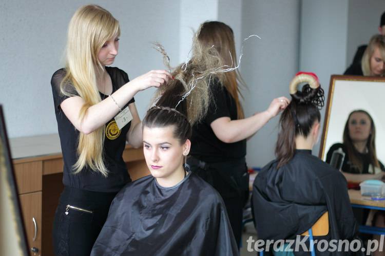Młodzi adepci sztuki fryzjerskiej rywalizowali w Krośnie