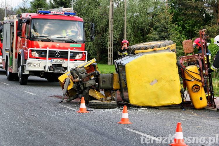 Wypadek w Głojscach, ciągnik rolniczy zderzył się z dostawczakiem