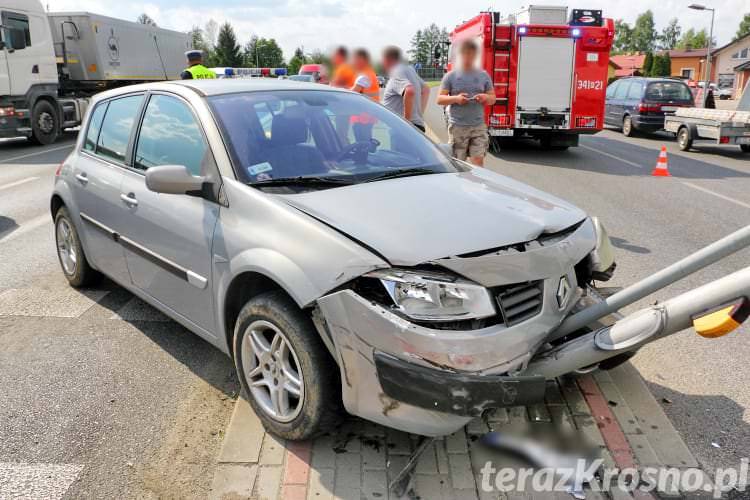 Rozbite dwa samochody i sygnalizator