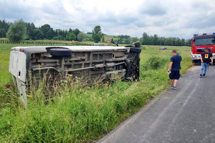 Dostawczak firmy kurierskiej w rowie