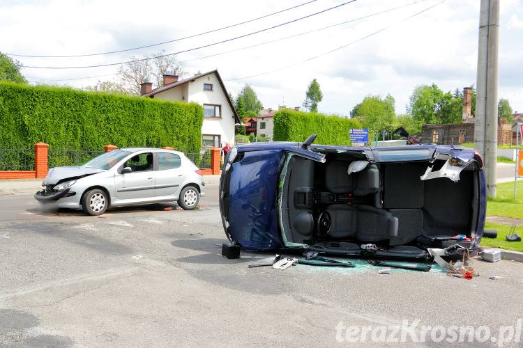 Zderzenie w Korczynie. Jeden samochód na boku