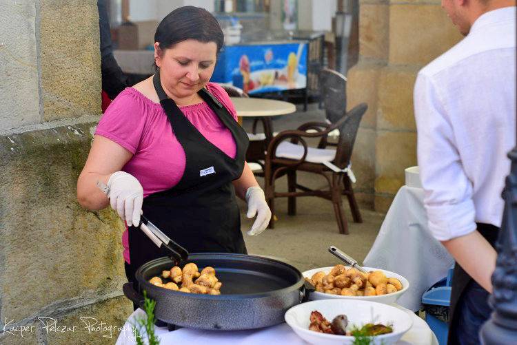 W powietrzu unosił się zapach z grilla