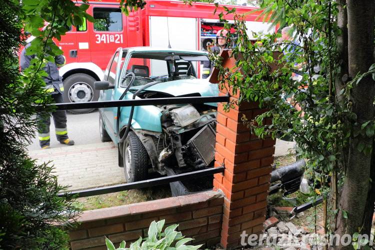 Jedlicze. Cinquecento roztrzaskało się na ogrodzeniu