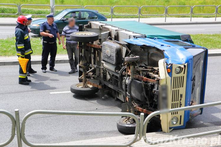 Żuk na boku, o krok od tragedii 