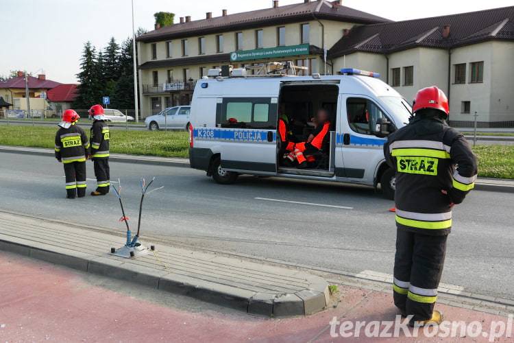 Rozbita karetka po zderzeniu ze słupem