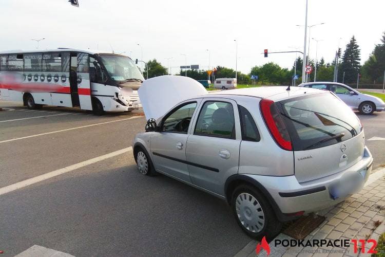 Pojechała pod prąd, zderzyła się z autobusem