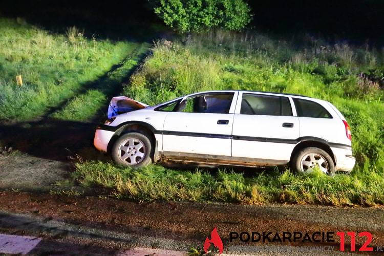 Matka z dzieckiem uderzyła oplem w przepust