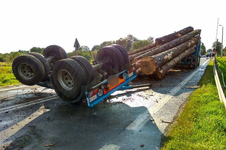 Zderzenie dwóch samochodów ciężarowych w Moderówce