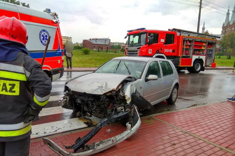 Jedlicze. Samochód uderzył w ogrodzenie