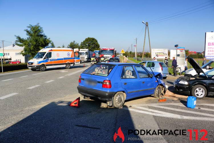 Zderzenie trzech samochodów w Rogach
