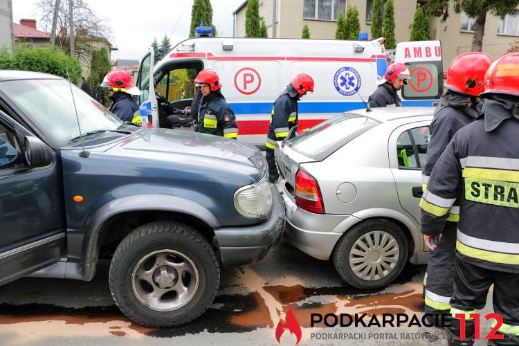 Zderzenie trzech samochodów na Żółkiewskiego