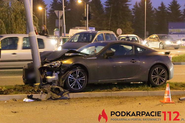 Uniknął zderzenia ale rozbił subaru na latarni