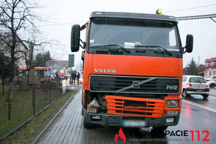 Zderzenie osobówki, ciężarówki i autobusu w Łężanach