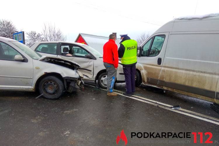 Kraksa w Miejscu Piastowym. Trzy samochody rozbite