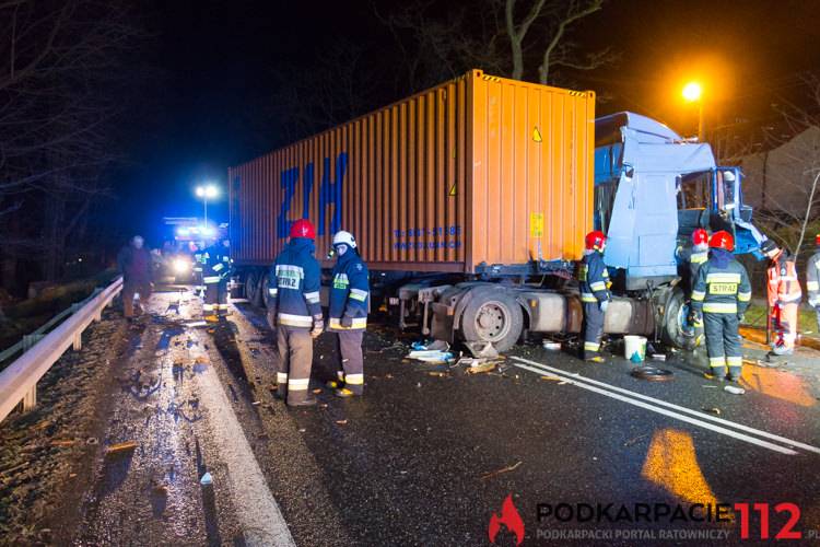 Wypadek w Dukli, TIR uderzył w powalone drzewo