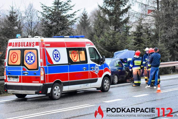 Wpadła w poślizg na zakręcie