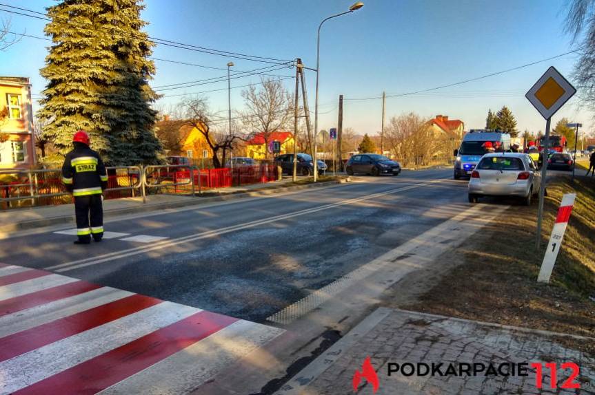 Najechanie na tył pojazdu, dwie osoby poszkodowane