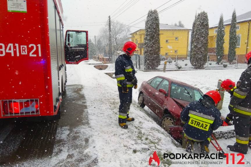 Zjechał do rowu, uderzył w przepust