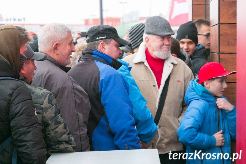 KFC w Krośnie otwarte, długa kolejka po kurczaki w sekretnej panierce