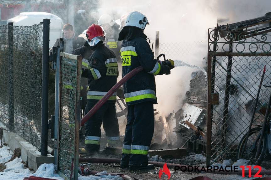 W Dobieszynie spłonął budynek gospodarczy