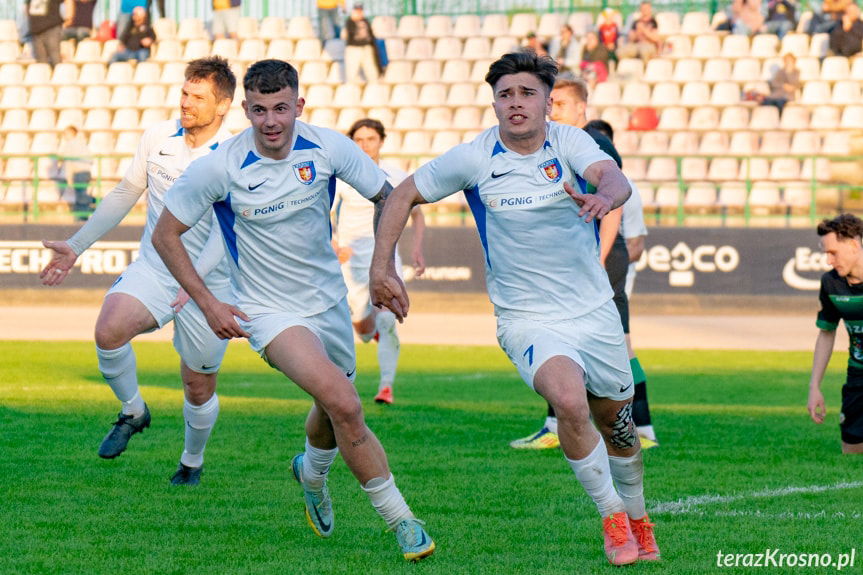 Decydujący gol w ostatnich sekundach! Karpaty Krosno pokonały Izolatora Boguchwała