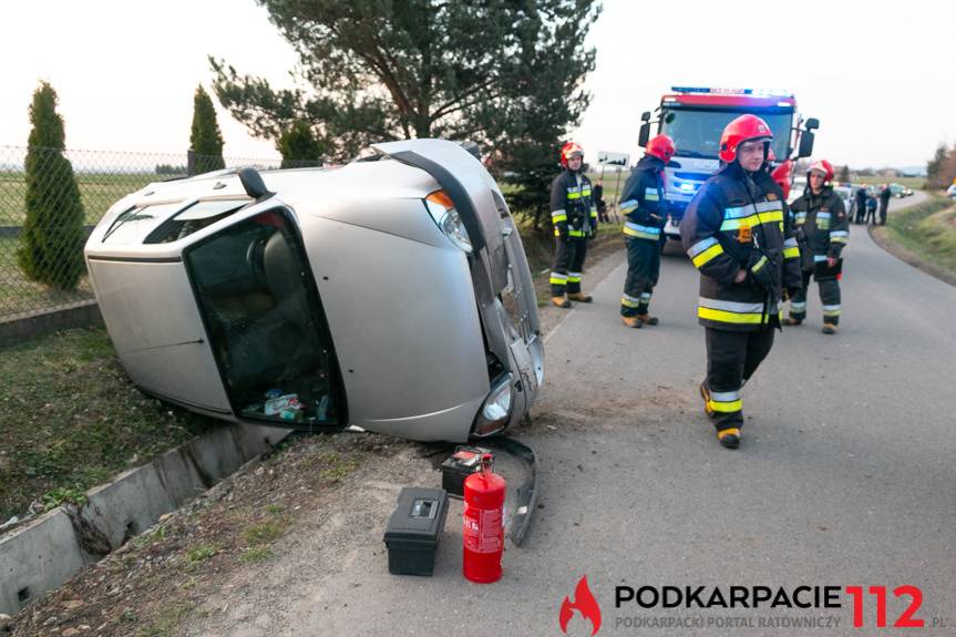 Samochód na boku, kierowca pijany