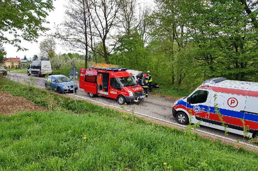 Uderzyła w drzewo, dwie osoby w szpitalu