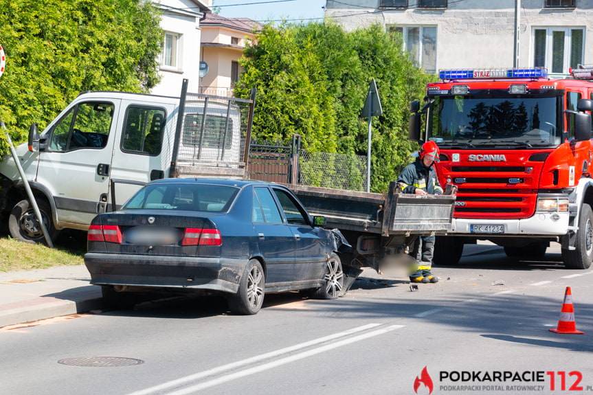 Zderzenie osobówki z samochodem dostawczym