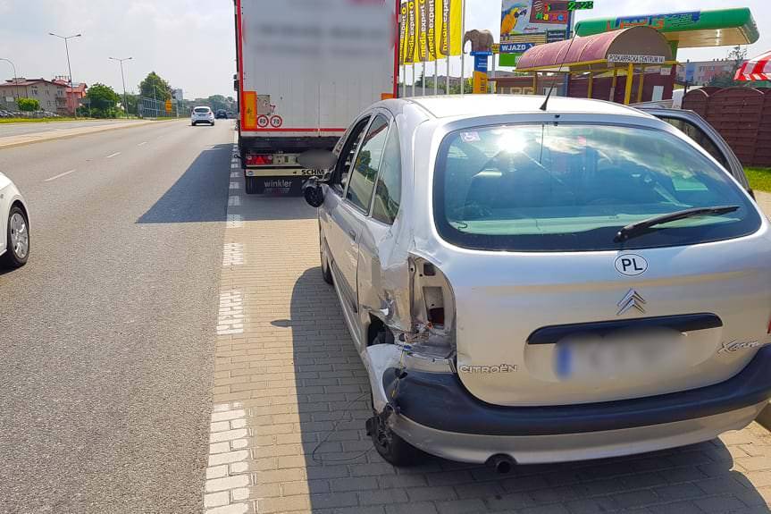 Tir najechał na osobówkę