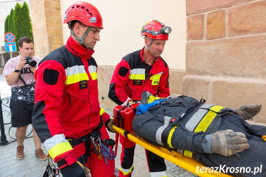 Pokaz ewakuacji poszkodowanego z wieży farnej