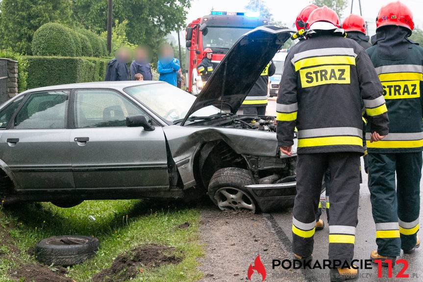 Samochód wypadł z drogi, uderzył w przepust i ogrodzenie