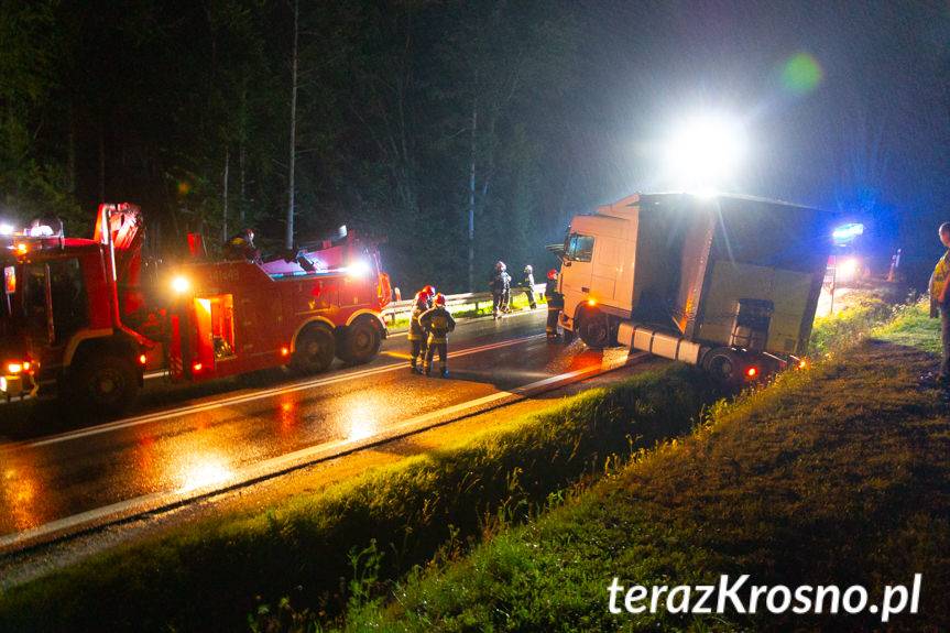 Tir wypadł z drogi w Woli Komborskiej