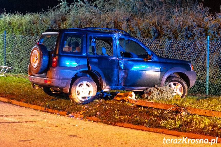 Uderzył land roverem w słup