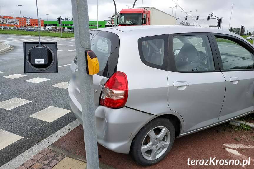 Kolizja na skrzyżowaniu, sprawca zignorował czerwone światło