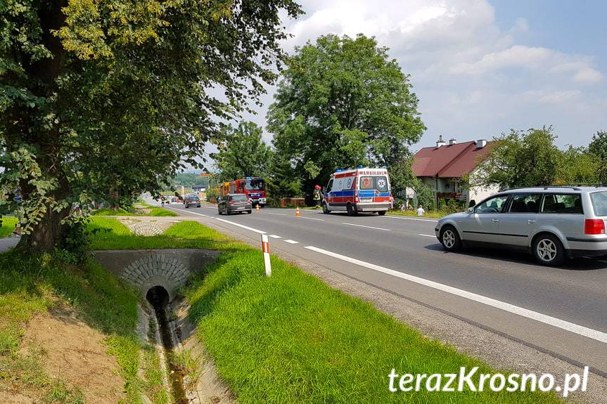 Volkswagen wjechał do rowu i uderzył w przepust