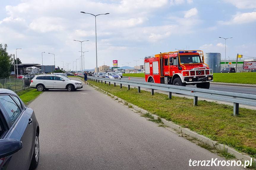 Motocyklista uderzył w latarnię i znak drogowy