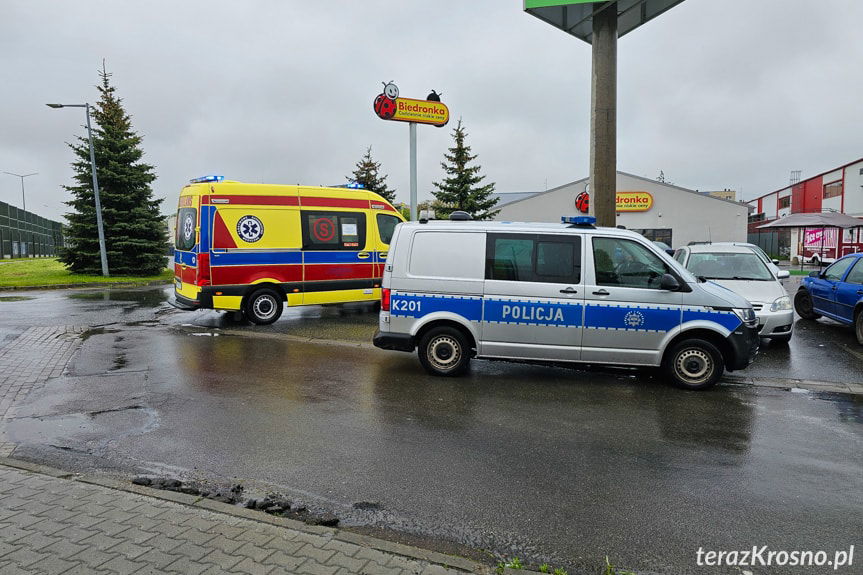 Kolizja i potrącenie 15-latki na przejściu dla pieszych