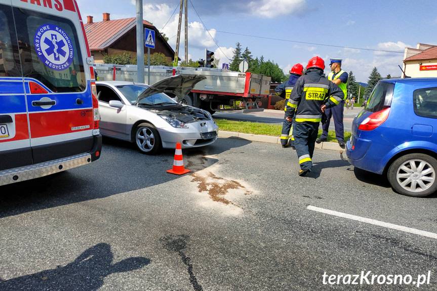 Najechanie na tył pojazdu przyczyną kolizji drogowej
