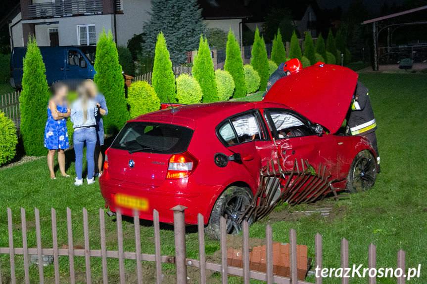 Wypadek na Zręcińskiej. BMW przebiło ogrodzenie