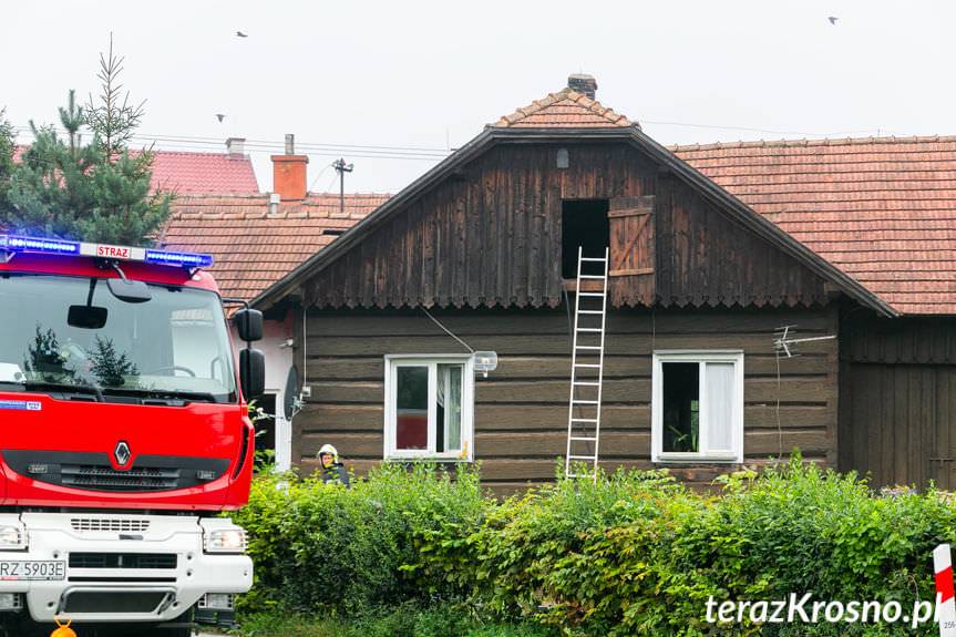 Pożar i zadymienie w drewnianym domu