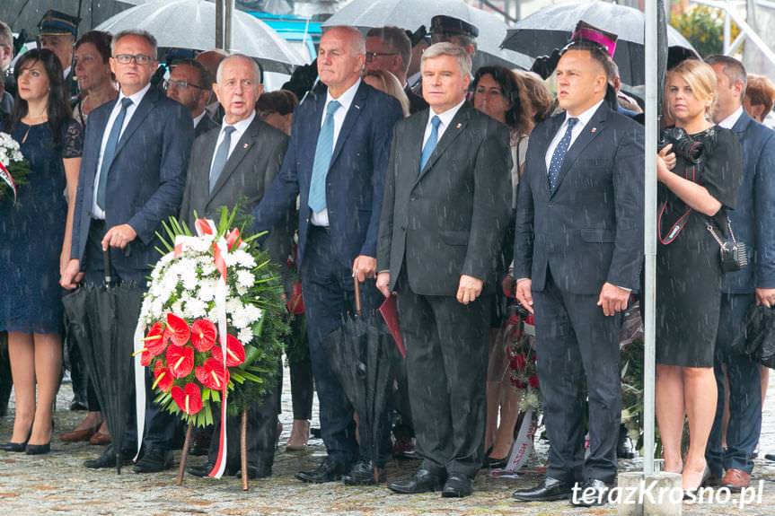 Święto Wojska Polskiego w Krośnie w strugach deszczu 
