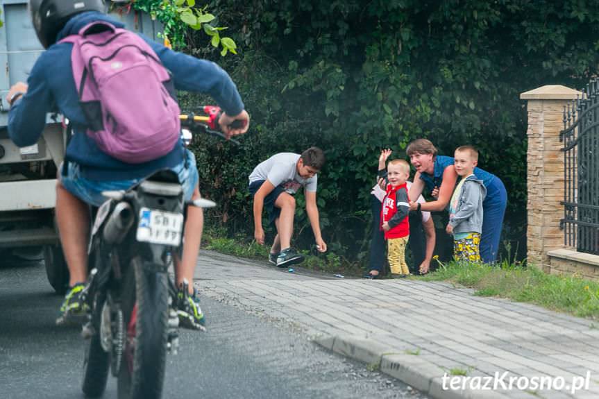 Objazd z wieńcami dożynkowymi przez Krościenko Wyżne 