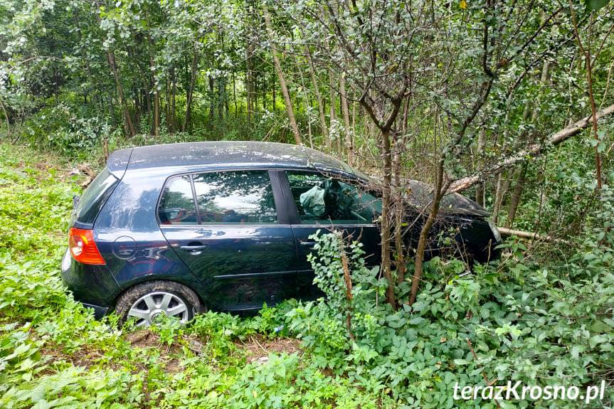 Zasnęła za kierownicą i rozbiła samochód