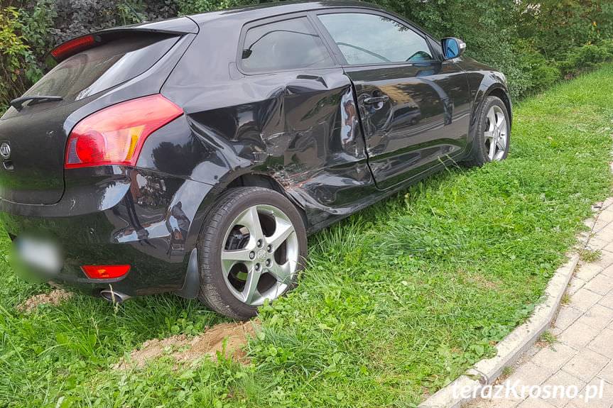 Zderzenie kia i renault na rondzie