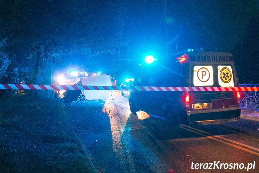 Tragiczny wypadek w Jedliczu. Kierowca roztrzaskał się o drzewo