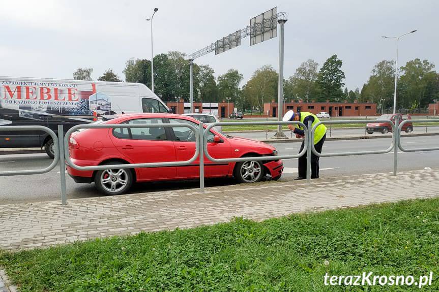 Jechał za szybko i uderzył w sygnalizator