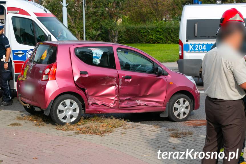 Zderzenie osobówek na skrzyżowaniu