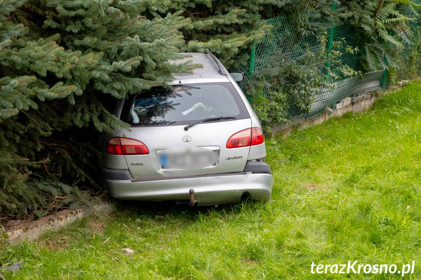 Zasnął za kierownicą, uderzył w ogrodzenie