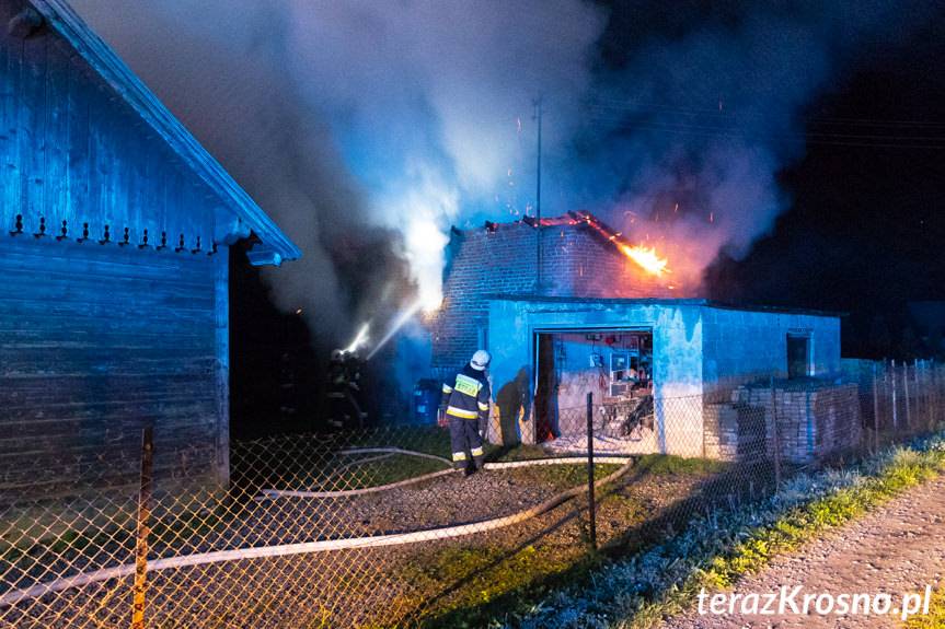 Żarnowiec. Pożar budynku gospodarczego